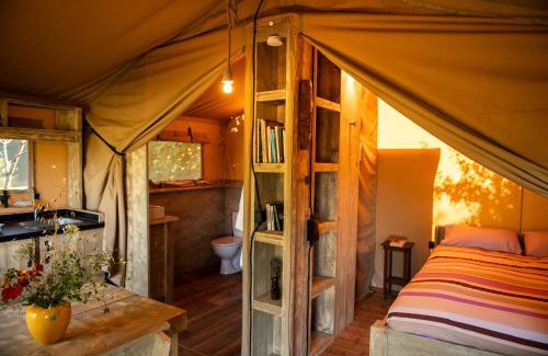 Le Gue-d'Allere Cabin | La Jolie Longère Fleurie Lodge avec piscine et jardin