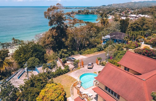 Black Rock Villa | La Jolie.Luxury home with infinity pool, jacuzzi and spectacular ocean view.