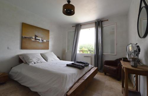 Saint-Victor-la-Coste House | La Lézarde, chambre d'hôte, piscine, salle d'eau privatif, café ou thé offert le matin