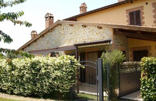 Tuoro sul Trasimeno Apartment | La Loggina Maxi con 2 giardini recintati privati