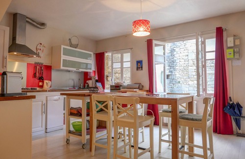 Saint-Paul-Trois-Chateaux Ski Chalet | La Maison du Château