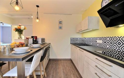 Locmaria-Plouzane Apartment | La Maison Bleue en Iroise - Randonnées GR34 - Plage 10 min à pieds - wifi, vélos VAE gratuits, jardin - Exposition plein Sud
