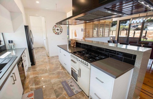 Kalimna House | La Maison Elegante - Located just a short drive from the ocean