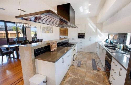 Kalimna House | La Maison Elegante - Located just a short drive from the ocean
