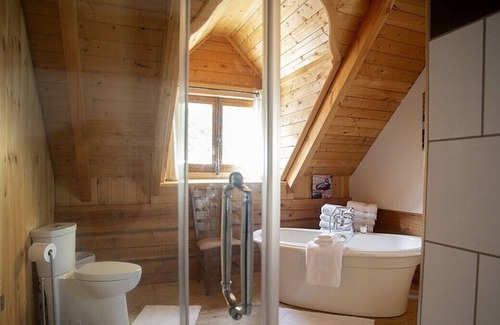 Sainte-Marie Cabin | La maison en bois rond vous offre des chambres majestueuses à couper le souffle.