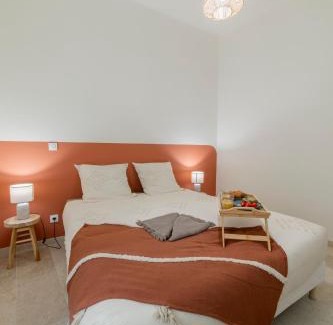 Faubourg Apartment | La Nîmoise Appart Elégant , Clim MaisonCarréeConciergerie