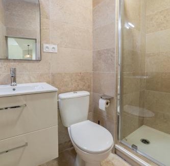 Faubourg Apartment | La Nîmoise Appart Elégant , Clim MaisonCarréeConciergerie