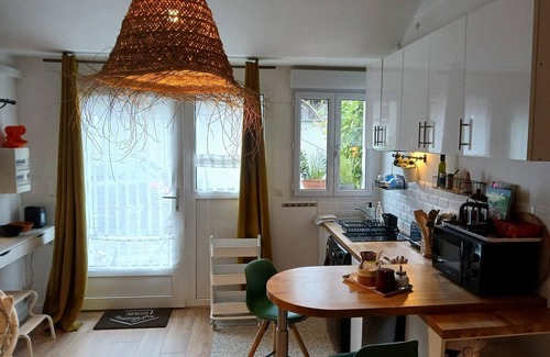 La Fuye-Velpeau Apartment | La planque Tourangelle, a small duplex at the end of a courtyard.