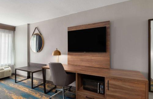 Knoxville Hotel | La Quinta by Wyndham Knoxville Central Papermill