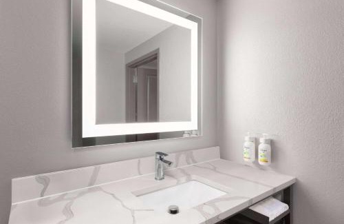 Knoxville Hotel | La Quinta by Wyndham Knoxville Central Papermill