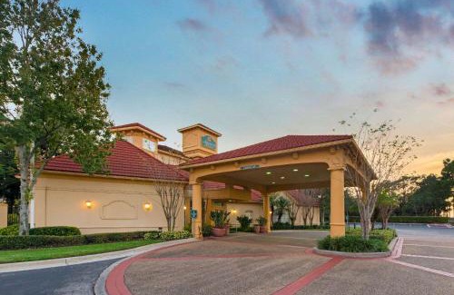 Terrace Park Hotel | La Quinta by Wyndham USF (Near Busch Gardens)