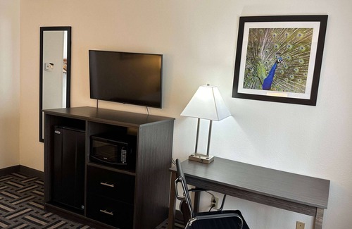 Springdale Hotel | La Quinta Inn and Suites by Wyndham Cincinnati North