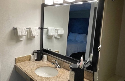 Springdale Hotel | La Quinta Inn and Suites by Wyndham Cincinnati North