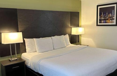 Springdale Hotel | La Quinta Inn and Suites by Wyndham Cincinnati North