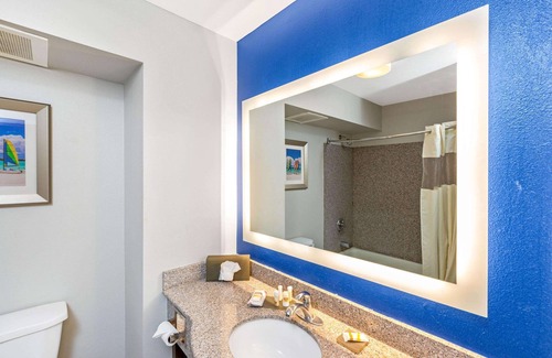 Harbor Hotel | La Quinta Inn & Suites by Wyndham NE Long Beach/Cypress