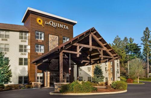 Lake George Hotel | La Quinta Inn & Suites by Wyndham Lake George