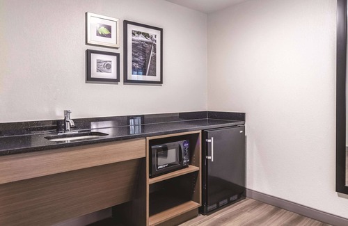 Myrtle Beach Hotel | La Quinta Inn & Suites by Wyndham Myrtle Beach - N Kings Hwy