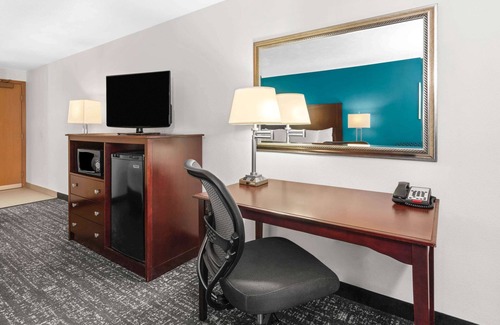 Northwest Industrial Hotel | La Quinta Inn & Suites by Wyndham Portland NW