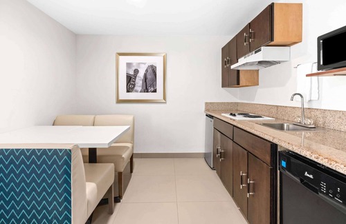 Northwest Industrial Hotel | La Quinta Inn & Suites by Wyndham Portland NW