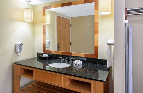 North Trail Hotel | La Quinta Inn & Suites by Wyndham Sarasota Downtown