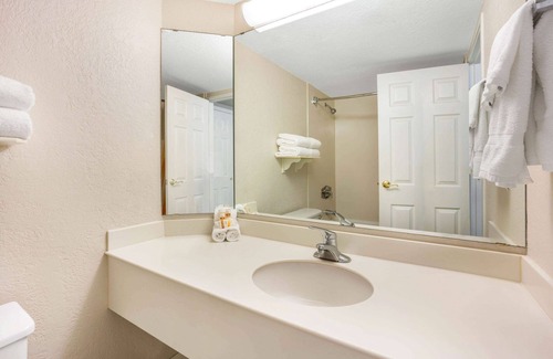SeaTac Hotel | La Quinta Inn & Suites by Wyndham Seattle Sea-Tac Airport