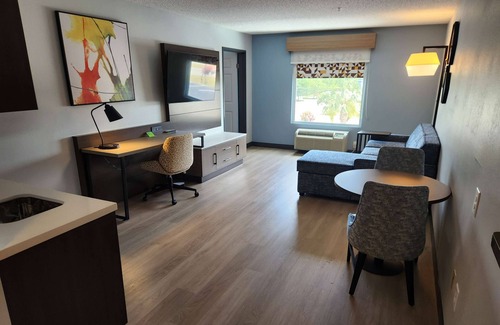Warner Robins Hotel | La Quinta Inn & Suites by Wyndham Warner Robins - Robins AFB