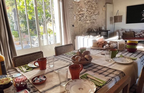 Robion Bed & Breakfast | La Suite du 52 en Provence - Bed and breakfast in a Mas de Village with pool
