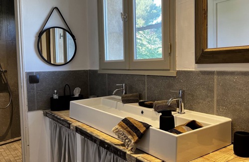 Robion Bed & Breakfast | La Suite du 52 en Provence - Bed and breakfast in a Mas de Village with pool