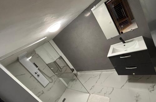 Pont-Saint-Esprit Apartment | La suite Imagination sauna