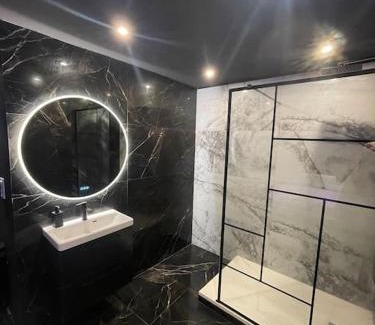 Saint-Jacques - Saint-Roch Apartment | La Suite Prestige Jacuzzi,Sauna,Netflix,Disney