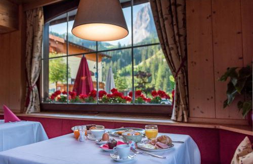 Santa Cristina Val Gardena Apartment | La Tambra - Residence - Central with Restaurant