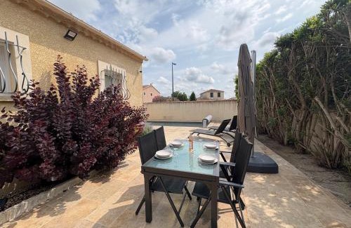 Fourques Villa | "La villa Mariam" Jacuzzi Piscine Jardin Pétanque