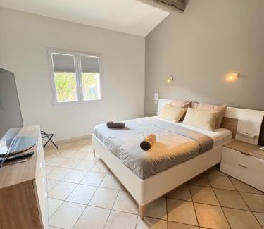 Fourques Villa | "La villa Mariam" Jacuzzi Piscine Jardin Pétanque
