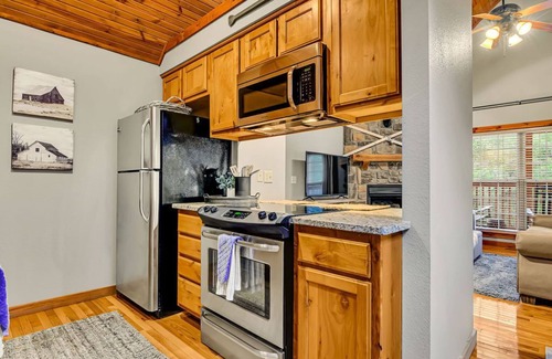 Branson West Cabin | Labor Day Open, Free SdcTickets! Cozy Cabin, Gated Stone Bridge Resorts with Ideal Location!