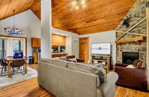Branson West Cabin | Labor Day Open, Free SdcTickets! Cozy Cabin, Gated Stone Bridge Resorts with Ideal Location!