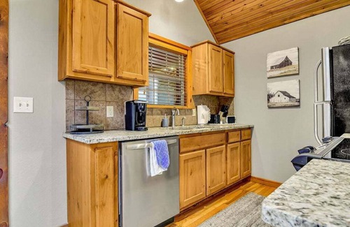 Branson West Cabin | Labor Day Open, Free SdcTickets! Cozy Cabin, Gated Stone Bridge Resorts with Ideal Location!