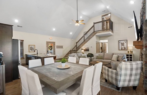 Branson Cabin | Labor Day Open-Private Hot Tub-Cozy Fireplace-Free Daily Attraction Tickets-Close to Top of the Rock