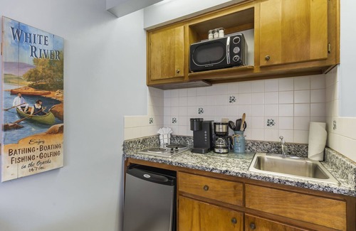 Big Cedars Apartment | Labor Day Open Water's Edge Greets You-Ground-Level Suite-Dog Friendly-Free Tickets-Cmty HotTub!