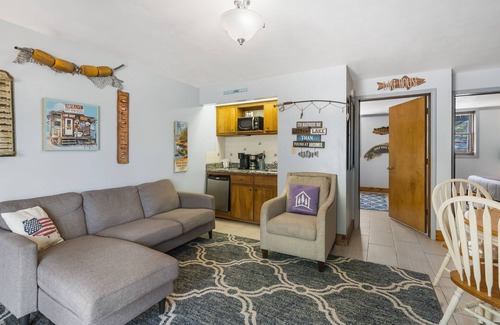 Big Cedars Apartment | Labor Day Open Water's Edge Greets You-Ground-Level Suite-Dog Friendly-Free Tickets-Cmty HotTub!