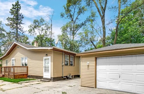 Gary House | Ladies Lap of Luxory
