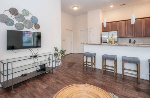 Plaza Midwood Apartment | Laid-Back 1BR w/ Comfy Living Room and Bar