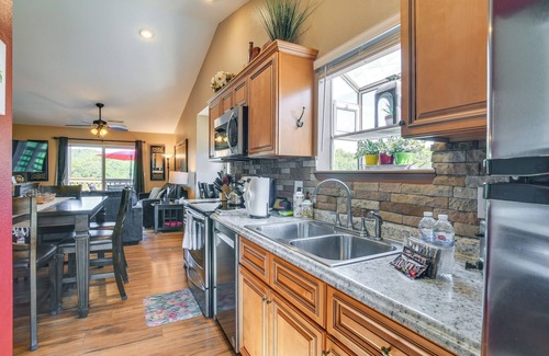 Indian Point Apartment | Lake Access & Pool: Branson Condo - 2 Mi to Marina