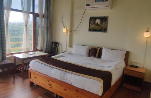 Bhimtal Hotel | Lake and woods-Nakuchiyatal