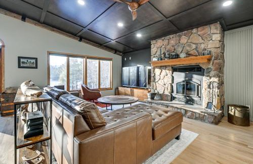 Neillsville House | Lake Arbutus Cabin Private Deck and Hot Tub!