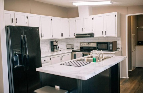 Inman House | Lake Bowen House 4b with private hot tub