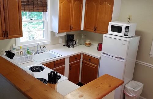 Hayesville Cottage | Lake Chatuge Country Cottages - Little Red - FREE WiFi, Parking & Prem Chnls