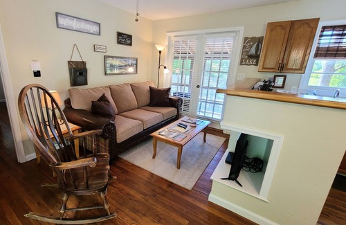 Hayesville Cottage | Lake Chatuge Country Cottages - Little Red - FREE WiFi, Parking & Prem Chnls