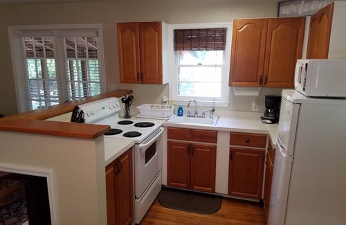 Hayesville Cottage | Lake Chatuge Country Cottages - Little Red - FREE WiFi, Parking & Prem Chnls