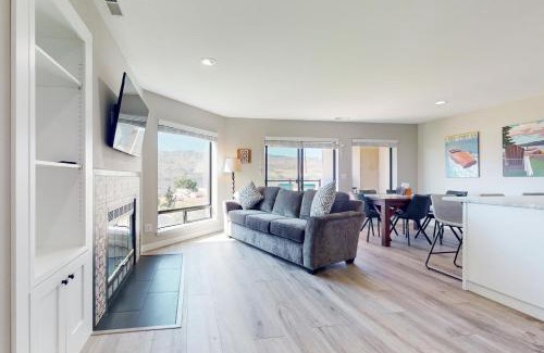 Chelan Apartment | Lake Chelan Shores: To Ski or Knot #18-6