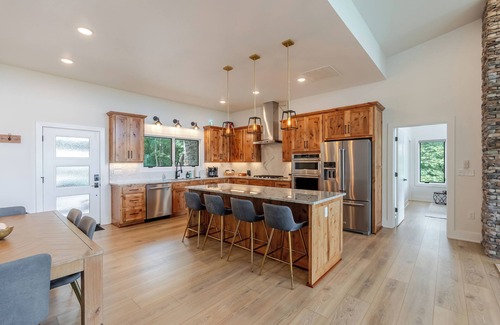 Lost Bridge Village House | Lake Dreams Hideaway - 10 acres - Stunning views